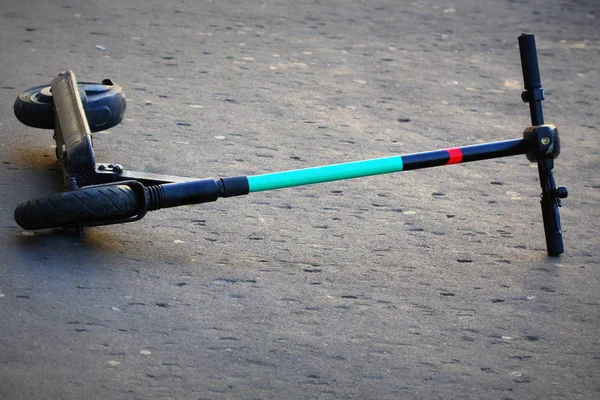 Electric Scooters sheded on pavement street for transportation around the cities. Quick and easy way to travel. Transport scooter green in Europe. — Stock Photo, Image