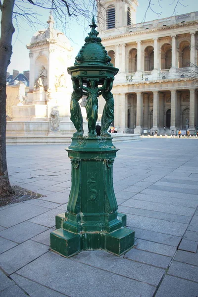 Fontána pro pitnou vodu v podobě altánku od tří ženských postav. Tradiční výzdoba Paříže v secesním stylu, Francie. — Stock fotografie