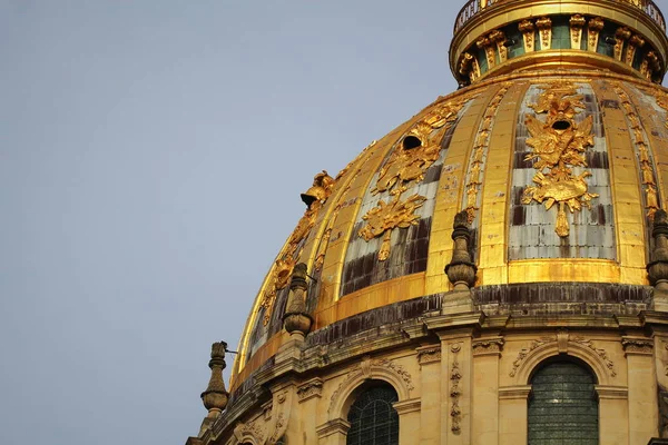 Toit des Invalides à Paris près d'un ciel bleu . — Photo