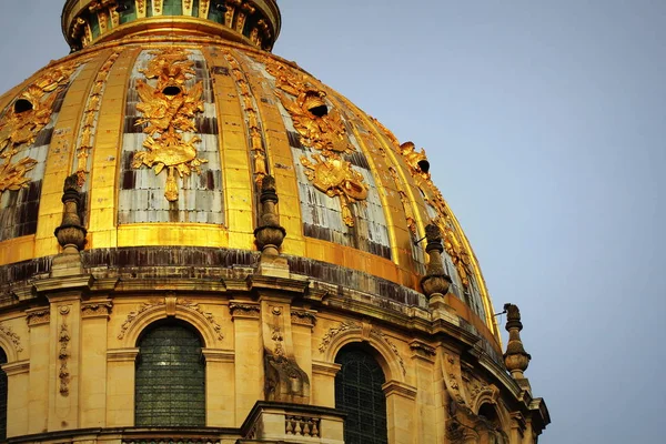 Střecha Les Invalides v Paříži zblízka proti modré obloze. — Stock fotografie