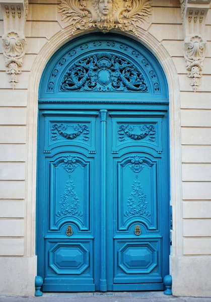 Altmodischer Eingang, weiße Fassade und blaue Tür, Paris, Frankreich — Stockfoto