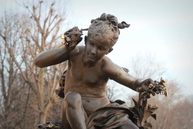 Kabuk dinleyen bir kızın heykeli Le Pont Alexandre II Paris Köprüsü 'nü dekore ediyor..