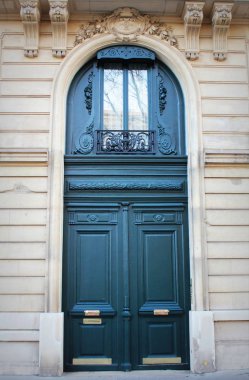 Eski moda ön kapı girişi, beyaz cephe ve mavi kapı, Paris, Fransa