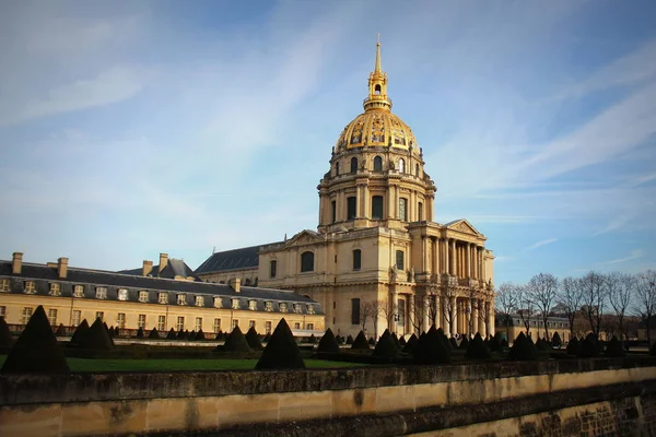 Les Invalides é um complexo de museu e túmulo em Paris, Napoleão permanece enterrar aqui . — Fotografia de Stock