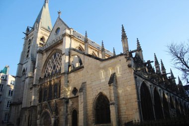 Mavi gökyüzü ile Aziz Severin göz alıcı gotik kilisesi. Paris, Fransa.