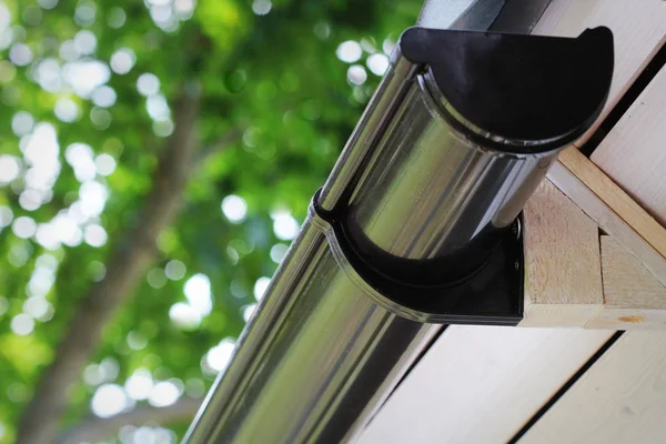 Монтаж системи трубопроводів Rain Gutter. Покрівельне будівництво. Система дощового жолоба та захист даху від снігу Стокове Фото