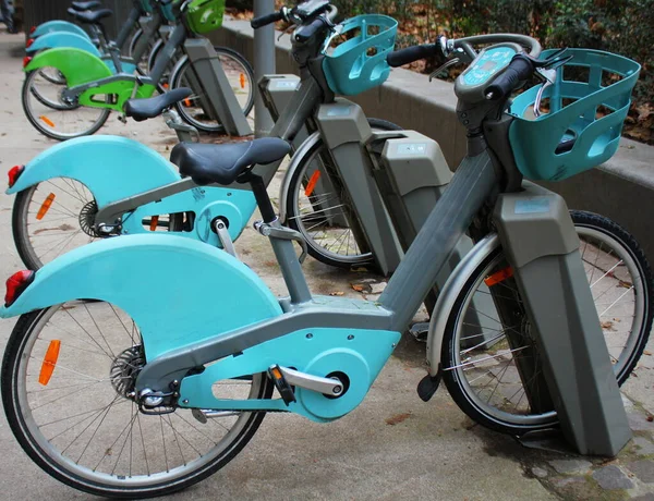 Laddning urban elektriskt batteri cyklar i staden. Eco transport — Stockfoto