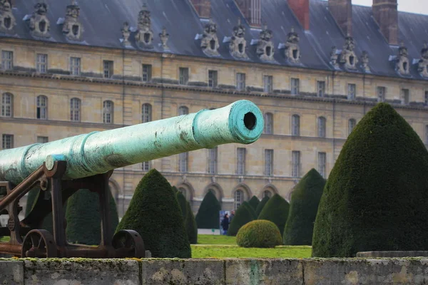 Cannone storico nel museo Les Invalides a Parigi, Francia . — Foto Stock