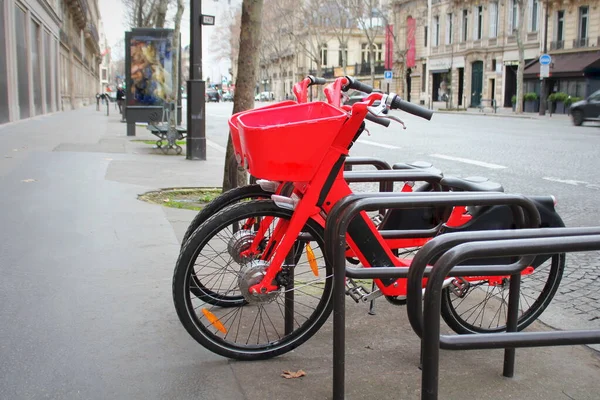 Töltés városi elektromos akkumulátor kerékpárok a városban. Környezetbarát közlekedési — Stock Fotó