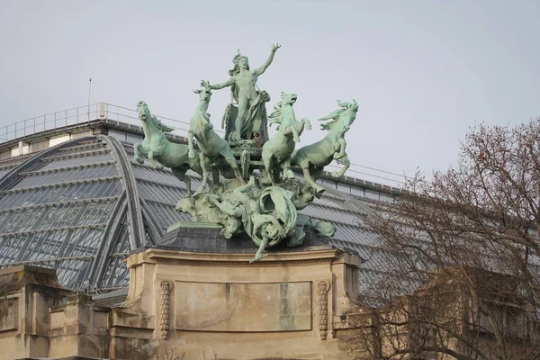 Quadriga di Georges Recipon, Grand Palais. Scultura in rame in stile barocco rappresentante Harmony Trionfo su Discord — Foto Stock