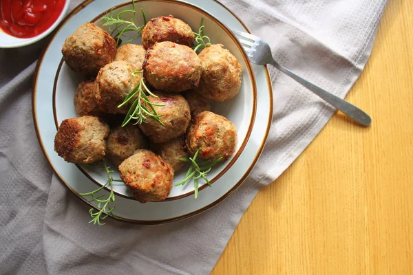 Roasted meatballs , delicious meat cutlets on wooden table . Top view — Stock Photo, Image