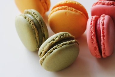 Geleneksel renkli Fransız macarons tatlı beze tabanlı konfeksiyon vardır