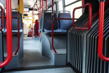Şehir otobüsünde boş koltuklar. Coronavirus çarpması .