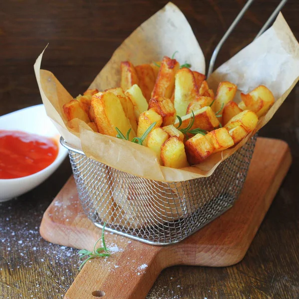 Sabrosas Papas Fritas Papas Fritas Cestas Metal Sobre Mesa Madera — Foto de Stock