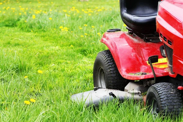 Tuinman Rijdt Een Grasmaaier Een Tuin Gras Maaien — Stockfoto