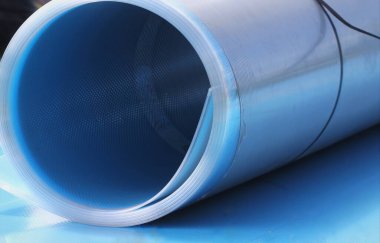 Düz dokusu olan polikarbonat. Seraların veya hafif binaların yapımında kullanılan plastik malzemeler. Kötü ve aşırı havayı koruyan kristal bir duvar.