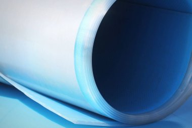 Düz dokusu olan polikarbonat. Seraların veya hafif binaların yapımında kullanılan plastik malzemeler. Kötü ve aşırı havayı koruyan kristal bir duvar.