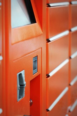 Turuncu cepheli paket postası için self servis terminali. Konsept: Teslimat, kendin, kolay, basit.