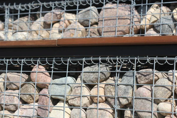 กําแพงรั้ว Gabion จากตาข่ายเหล็กด้วยหิน Gabion รั้วตาข่ายลวด — ภาพถ่ายสต็อก