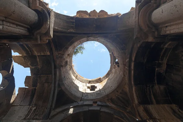 Destruyó la cúpula de una iglesia armenia medieval . — Foto de Stock