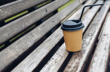 Kağıt bardak kahve ahşap kırmızı bankta