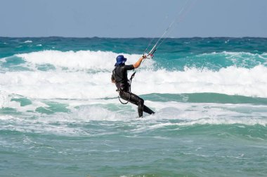  Dalgalar uçurtma sörfçü