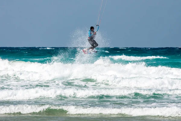 Kite surfeur dans les vagues — Photo