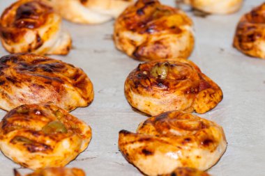 Ev yapımı pişmiş pizza