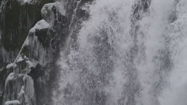 Primer plano en precipitarse cascada en el paisaje de invierno — Vídeos de Stock