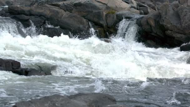Повільні річкові пороги і водоспад — стокове відео