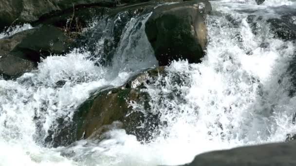 Yavaş mo river rapids çökmesi kayalar üzerinde — Stok video