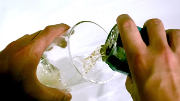 Bière au ralenti verser dans le verre — Video