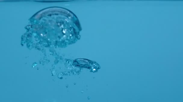 Slow motion big underwater bubbles rising — Stock Video