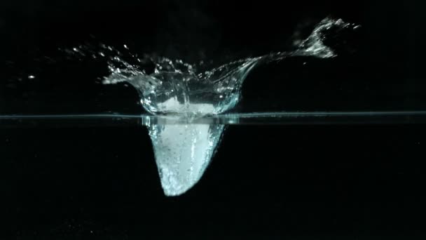 Slow motion block av torr-is i vatten — Stockvideo