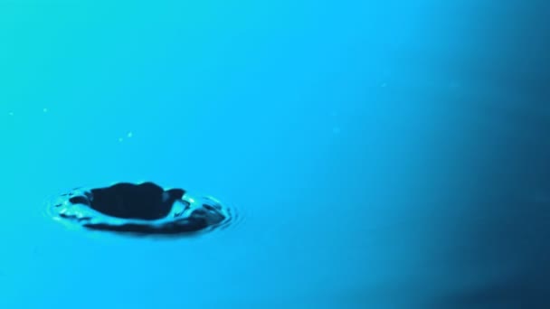 Slow-motion blue vallende druppels water — Stockvideo