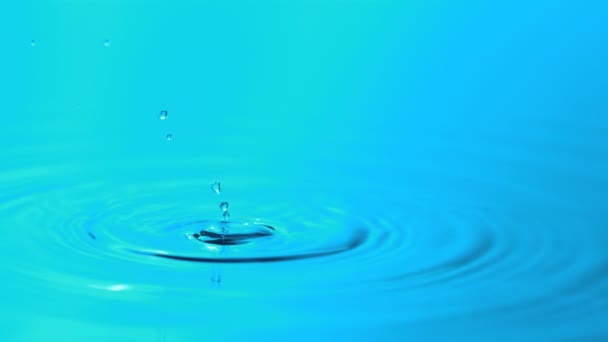 Slow-motion blue vallende druppels water — Stockvideo