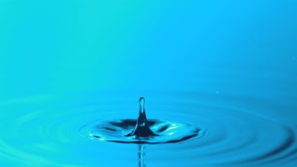 Zpomalený pohyb modrý padající kapky vody — Stock video