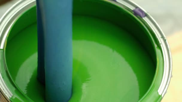 Zeitlupe blaue Farbe, die sich in Grün ergießt — Stockvideo