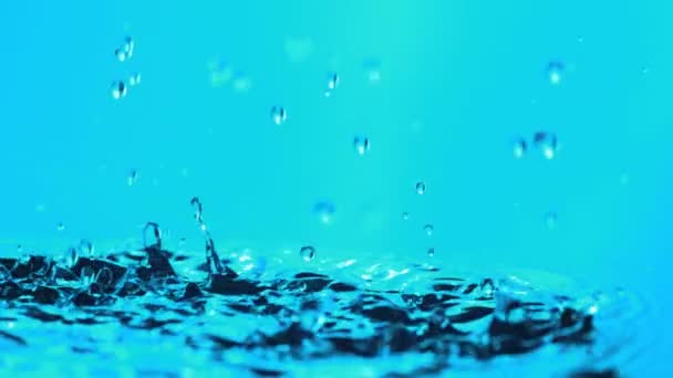 慢动作蓝色溅水坑水滴 — 图库视频影像