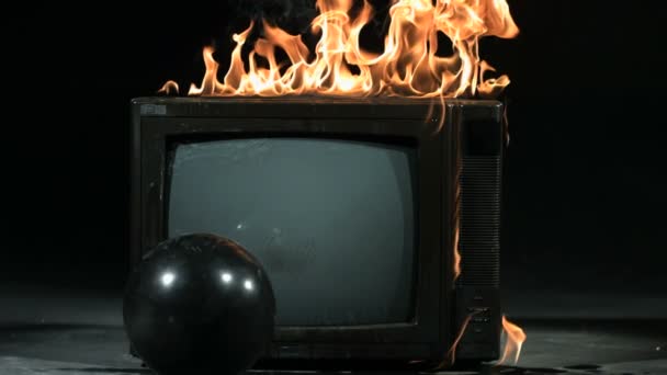 Zeitlupen-Bowlingkugel zerschlägt feurigen Fernseher — Stockvideo