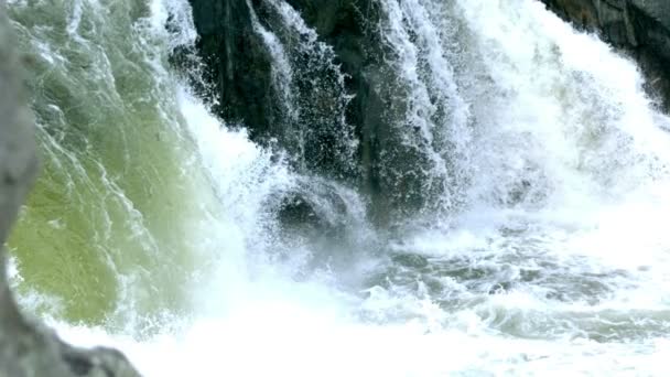 Kaskadierende Wasserfälle in Zeitlupe — Stockvideo