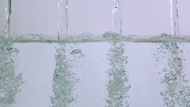 Повільний рух прозорі потоки води — стокове відео