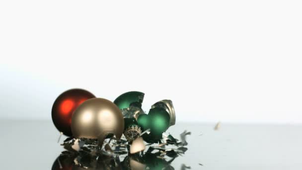 Slowmotion släppa och smashing christmas ornament — Stockvideo