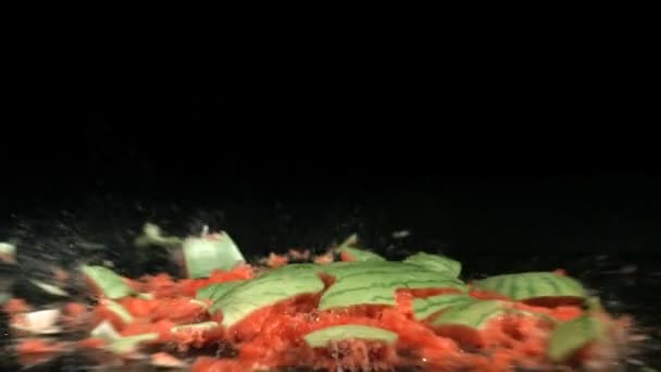 Zpomalený pohyb klesá a rozbíjení meloun — Stock video