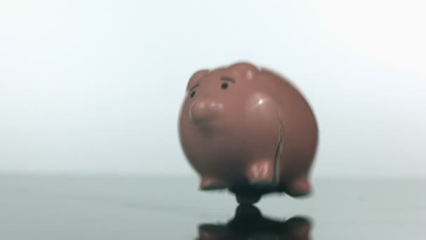 Yavaş düşen ve piggy banka kırma — Stok video