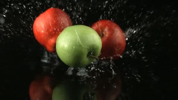 Slow motion vallende appels — Stockvideo