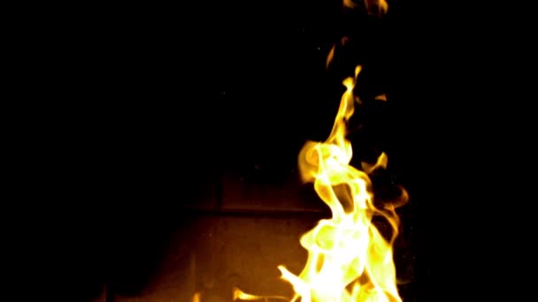 Пламя замедленной съемки лижет стену камина — стоковое видео