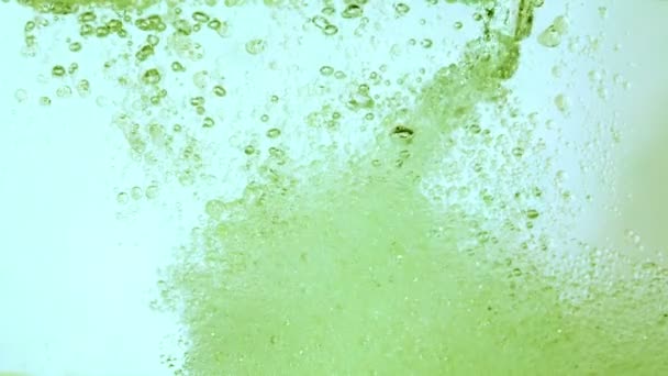Замедленного движения масла в воду — стоковое видео