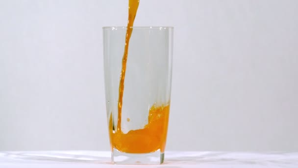 Slow motion oranje soda glas pour — Stockvideo