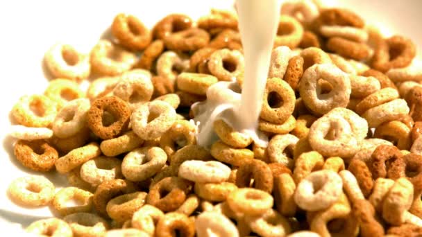 Cámara lenta vertiendo leche sobre los cereales — Vídeo de stock